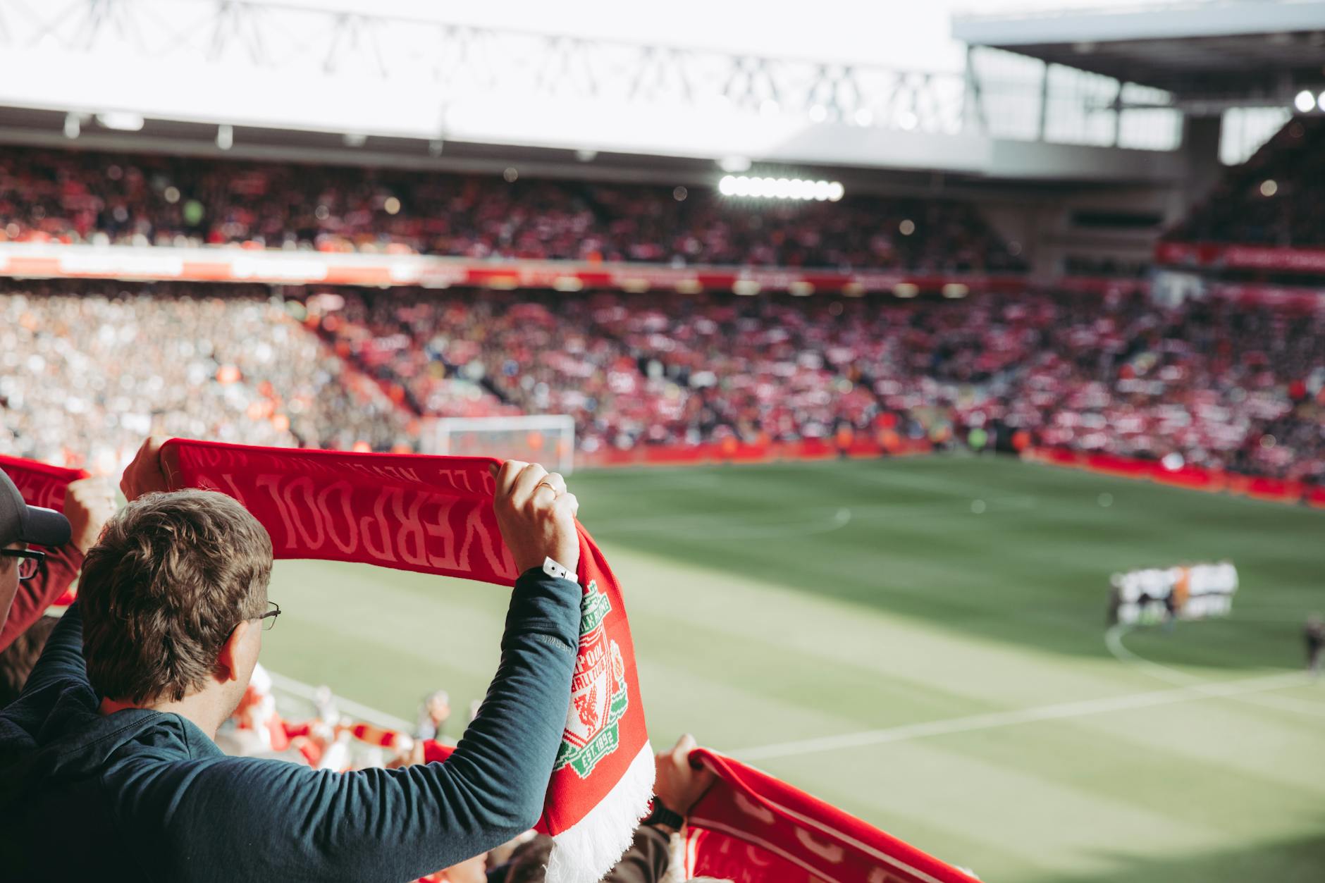Kibice Liverpoolu z szalikami na trybunach Anfield Stadium