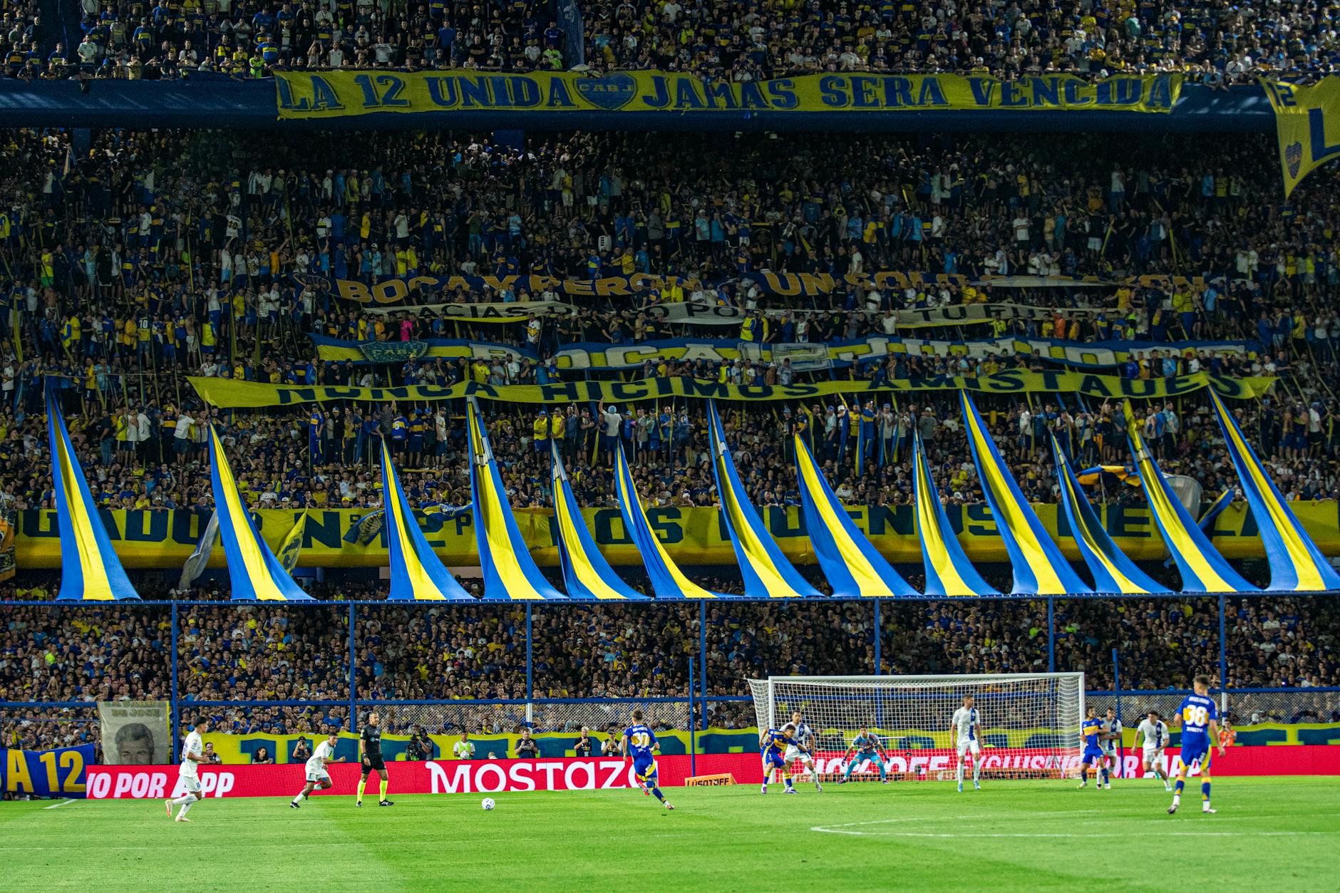 Kibice na zatłoczonym stadionie piłkarskim podczas meczu Kibice na zatłoczonym stadionie piłkarskim podczas meczu