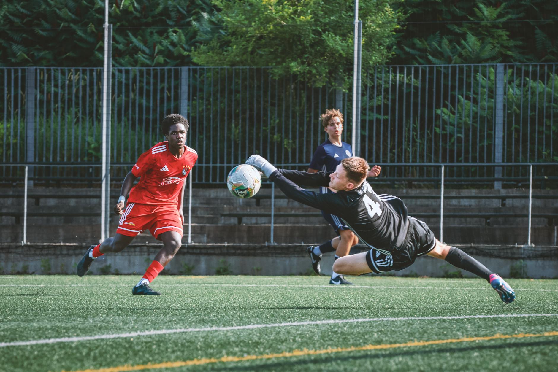 Mecz piłkarski młodych zawodników na boisku w Montrealu