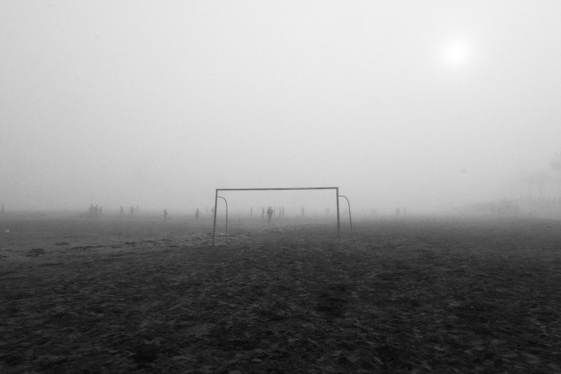 Piłkarze na spowitym mgłą boisku w El Jadida w Maroku