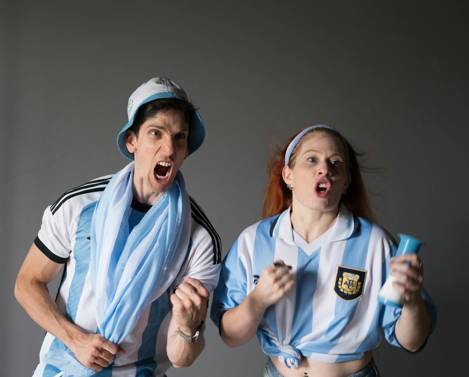 Argentyńscy kibice w barwach reprezentacji entuzjastycznie dopingują