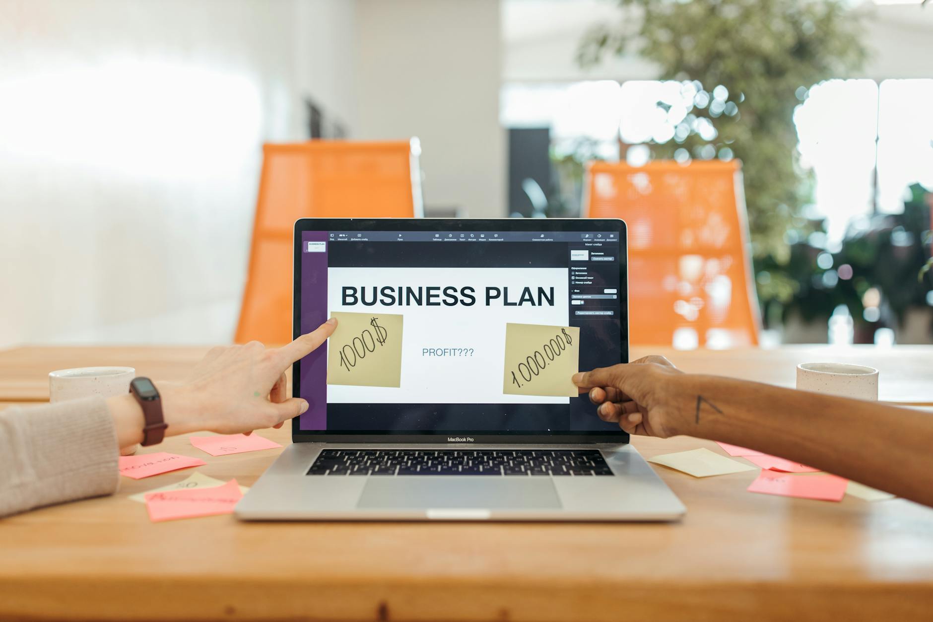 Dwóch specjalistów planuje strategię kariery przy laptopie i notatkach