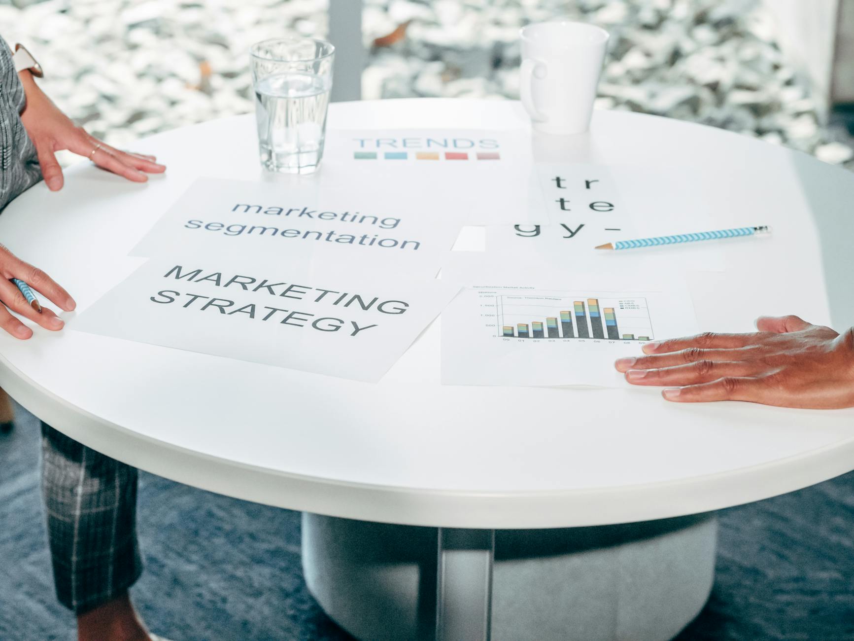 Dwoje specjalistów omawia strategię i segmentację przy okrągłym stole