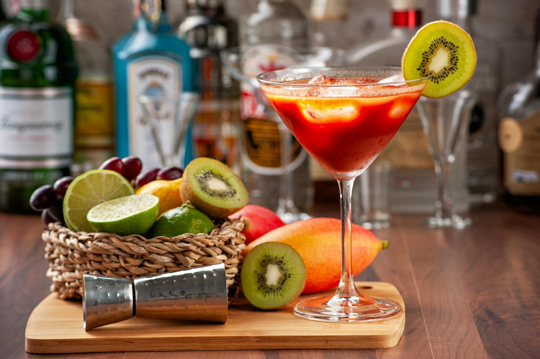 Kolorowy koktajl z owocami na barze jako inspiracja do domowych nalewek