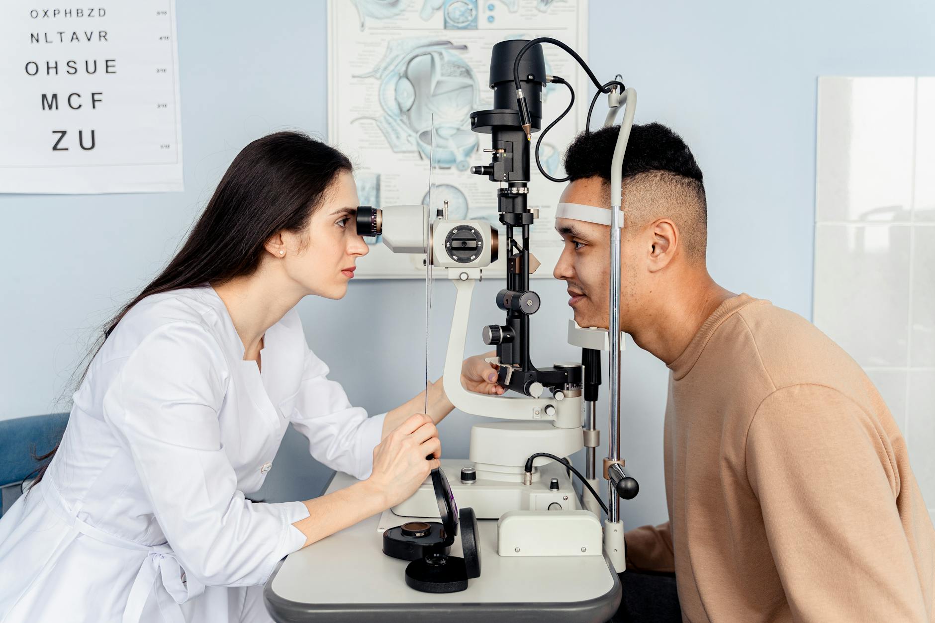 Optometrysta wykonuje komputerowe badanie wzroku pacjentowi