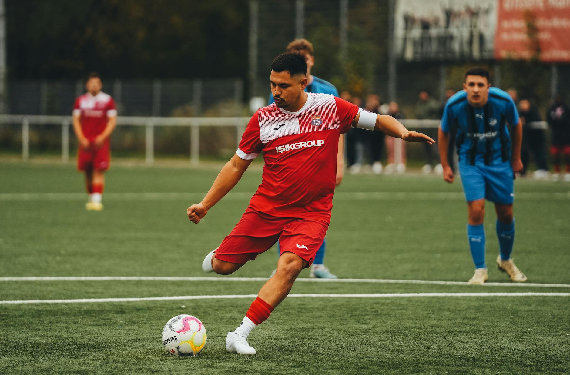 Najlepsze style gry w EA FC: co daje Finesse Shot i kiedy to nadużycie Piłkarz oddaje strzał na bramkę podczas meczu na murawie