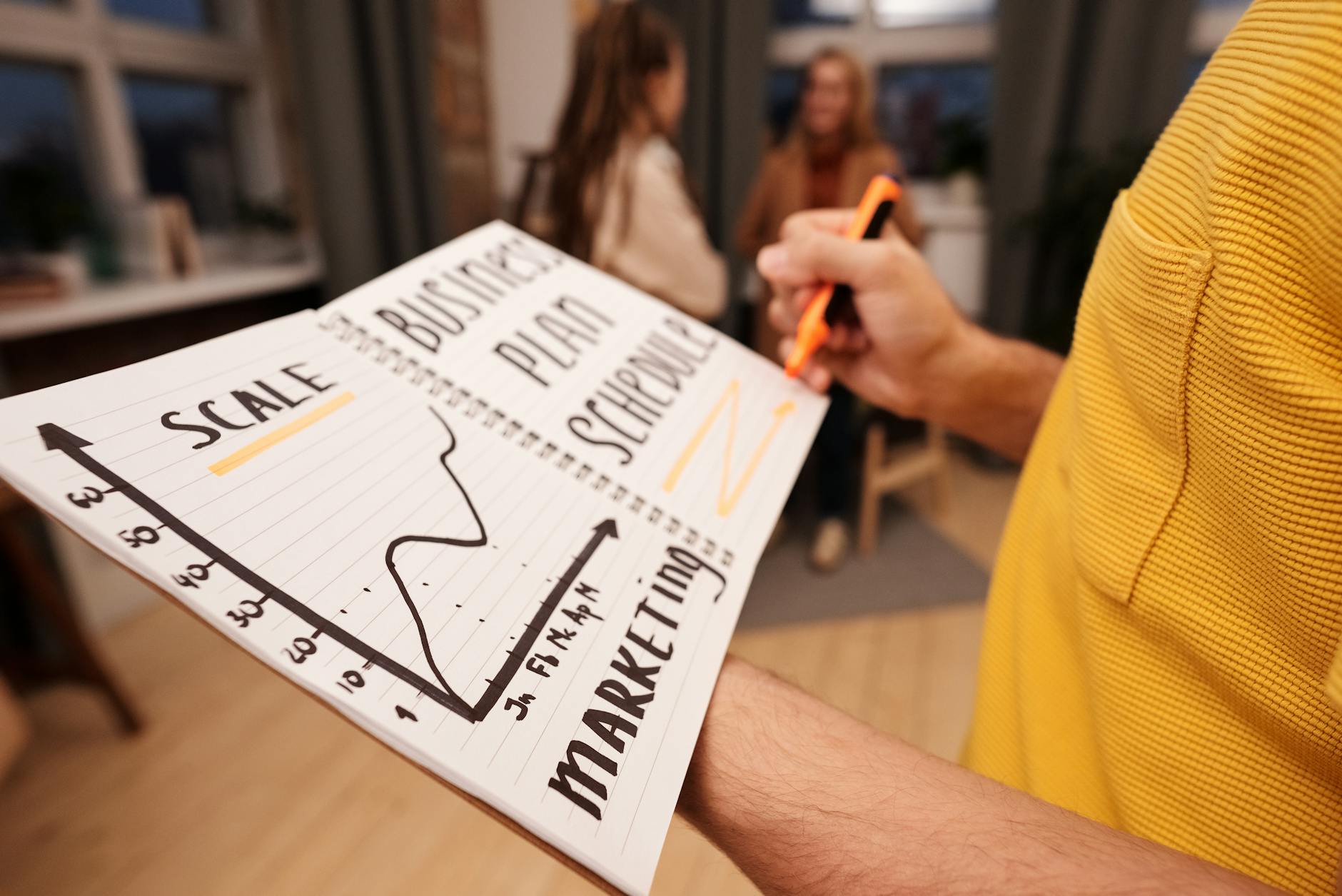 Zbliżenie na notes z planami marketingowymi na biurku w biurze