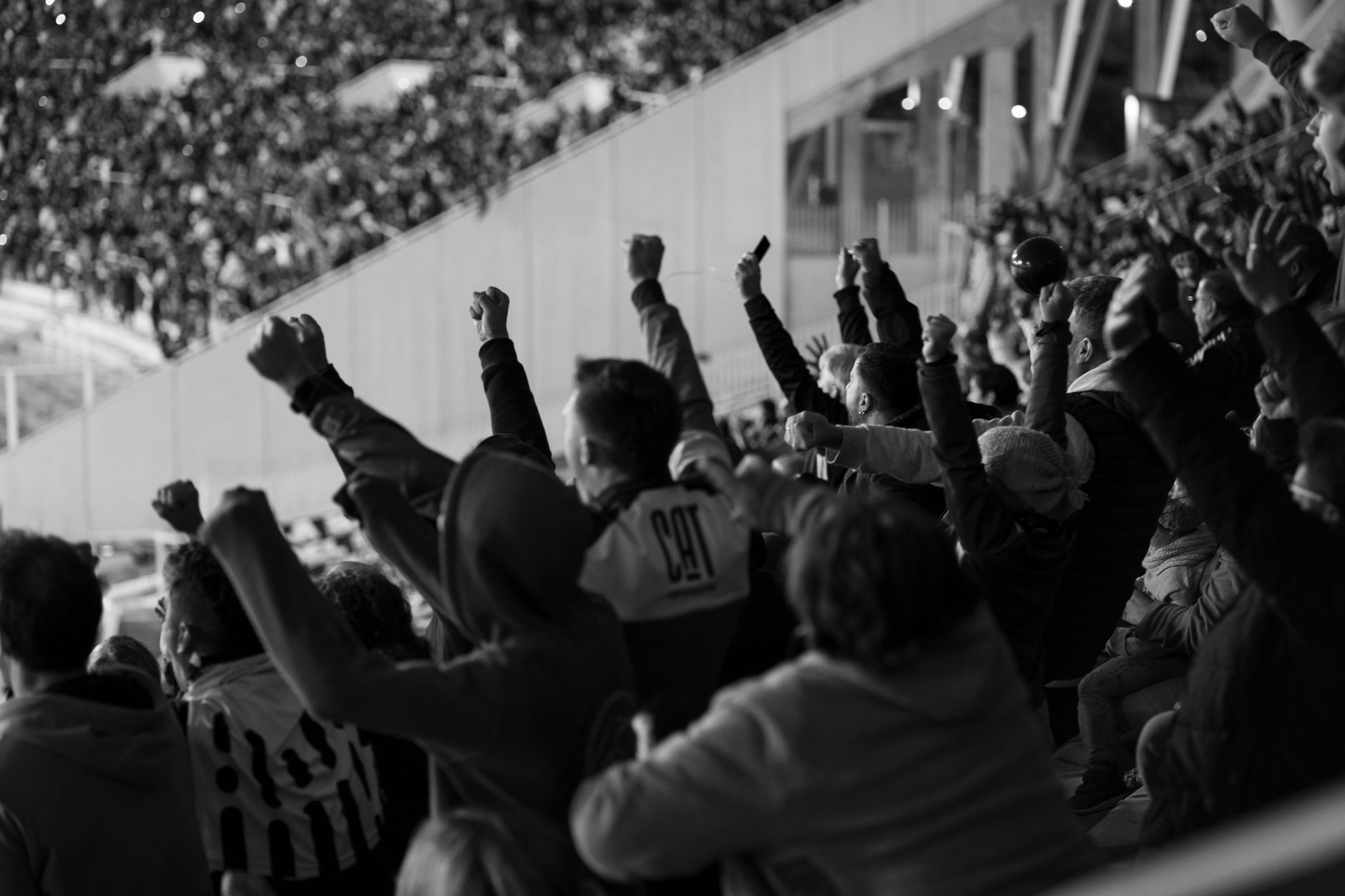 Argentyńscy kibice futbolu żywiołowo dopingują na stadionie w Córdobie