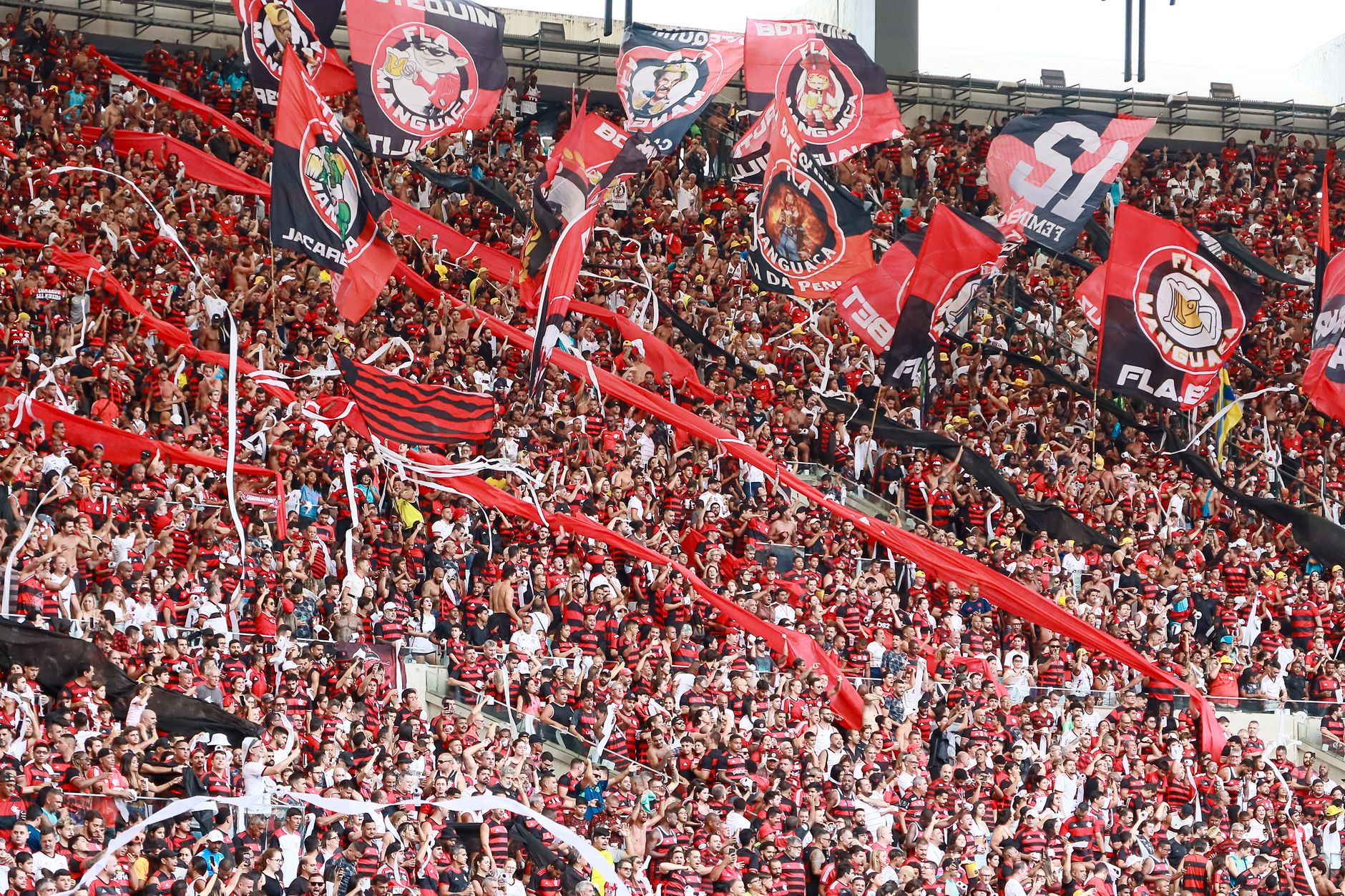 Najmocniejsze chóralne przyśpiewki jak budować wielogłos bez fałszowania Kibice Flamengo śpiewający i machający flagami na stadionie Maracanã