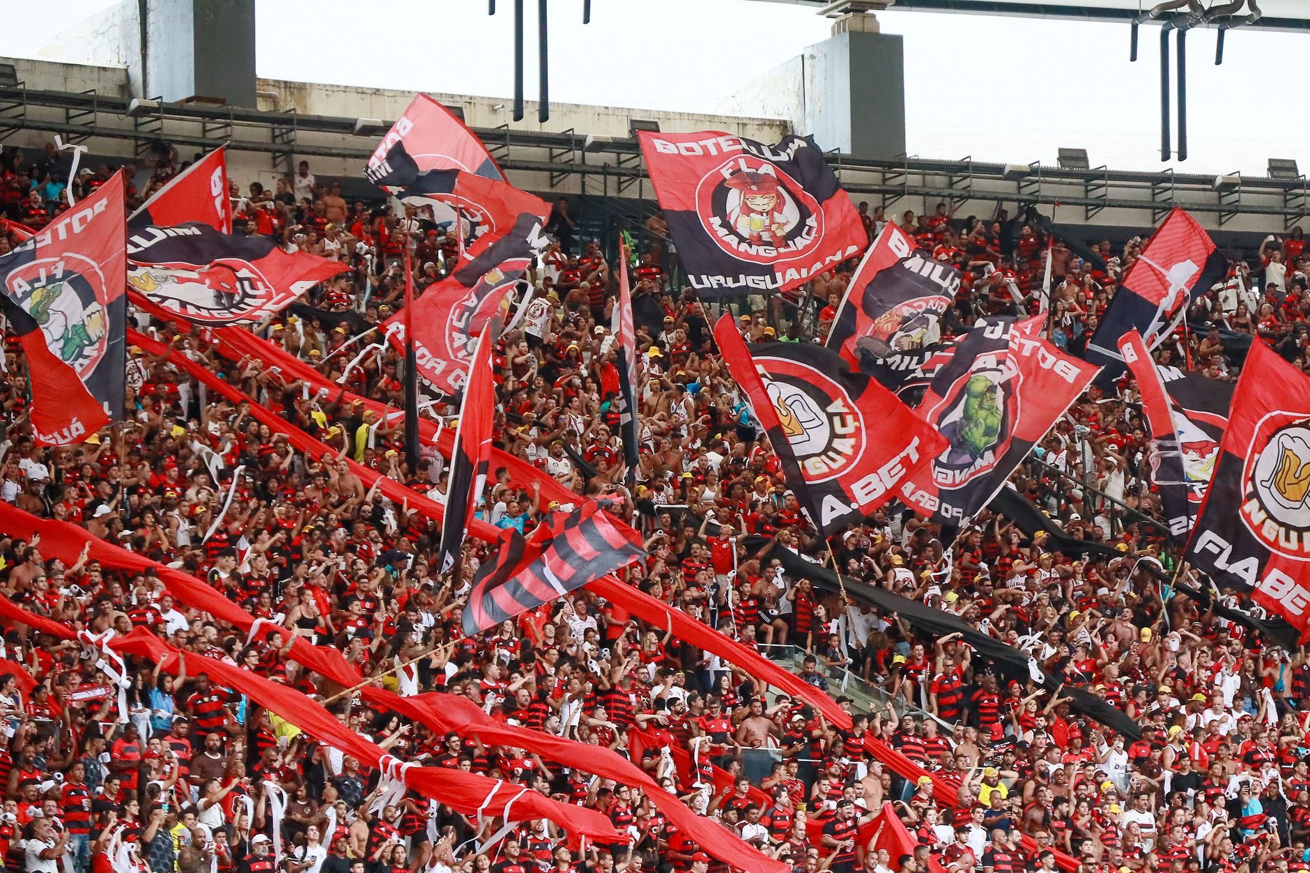 Kibice Flamengo z flagami na trybunach stadionu Maracanã