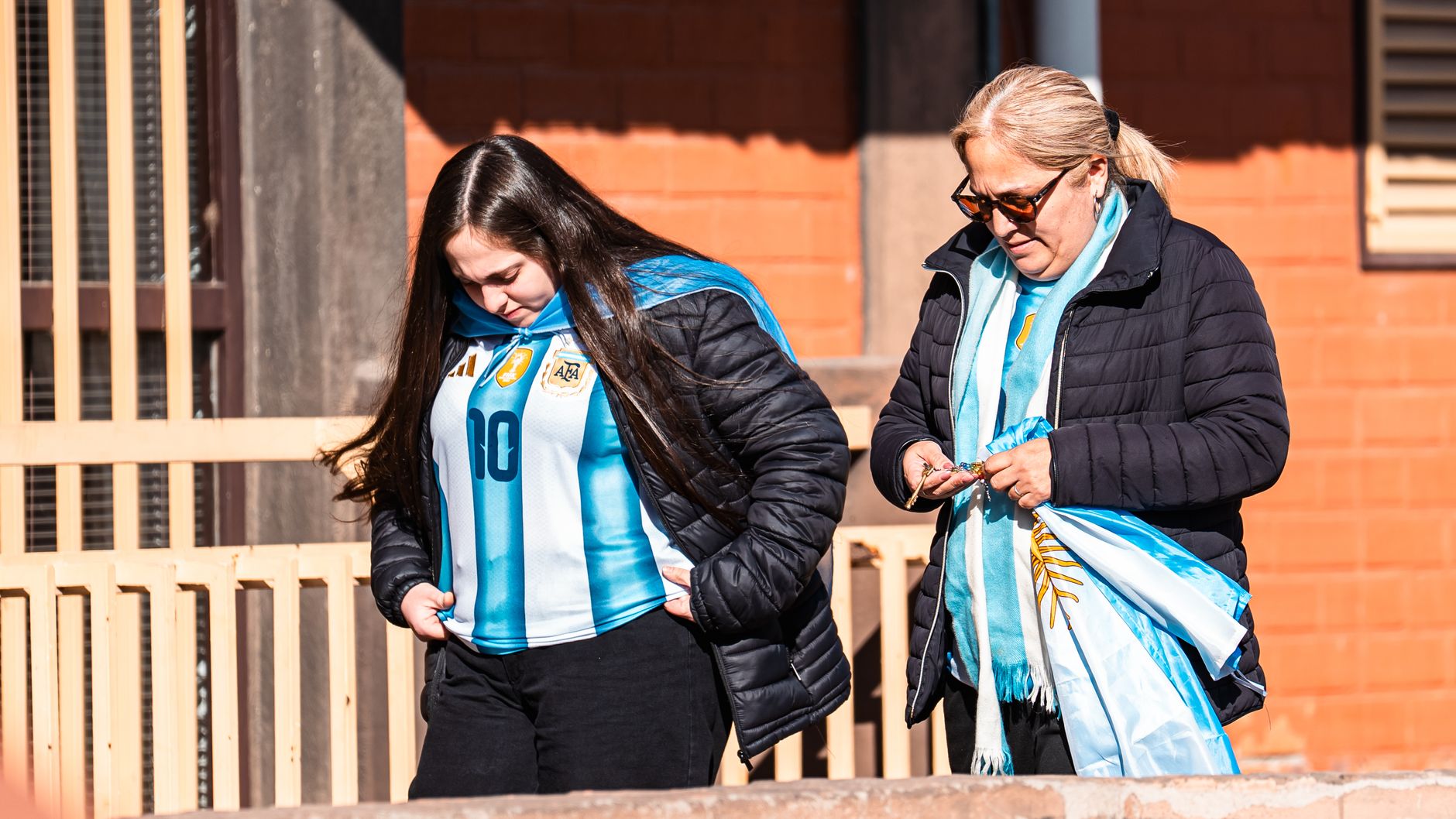 Dwie kobiety w koszulkach Argentyny pokazują kibicowskie wsparcie